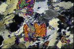 Gesteinsdnnschliff im Mikroskop