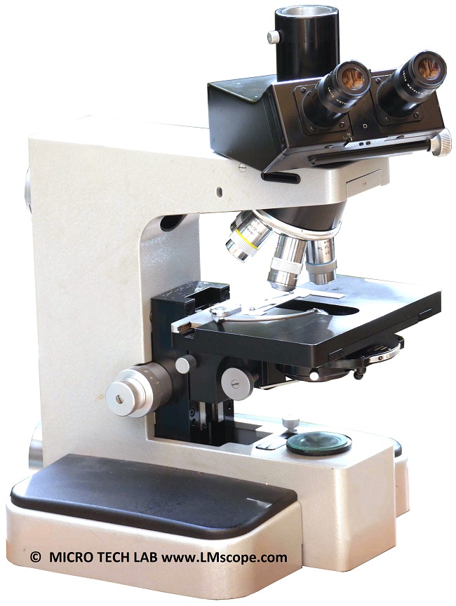 Équipez Leitz Orthoplan d appareils photo numériques modernes, d un adaptateur pour microscope et d un accessoire pour microscope.