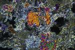 Gesteinsdünnschliff im Mikroskop